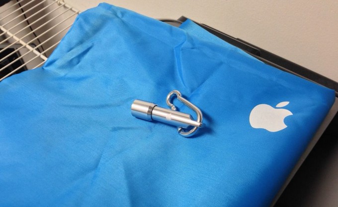 Apple дарит сотрудникам по сумке и фонарику