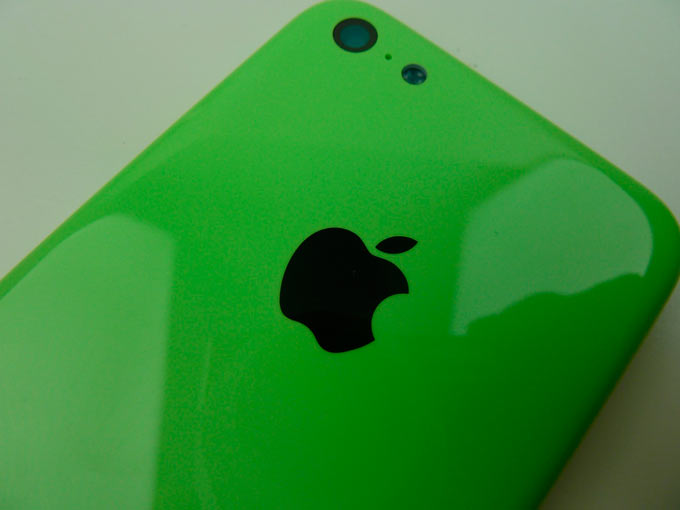 Пластиковый корпус iPhone 5C проверили на устойчивость царапинам