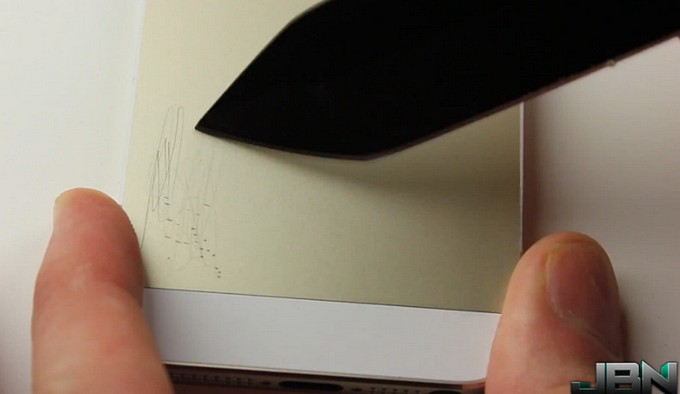 Тест на царапины: «золотой» iPhone 5S против чёрного iPhone 5