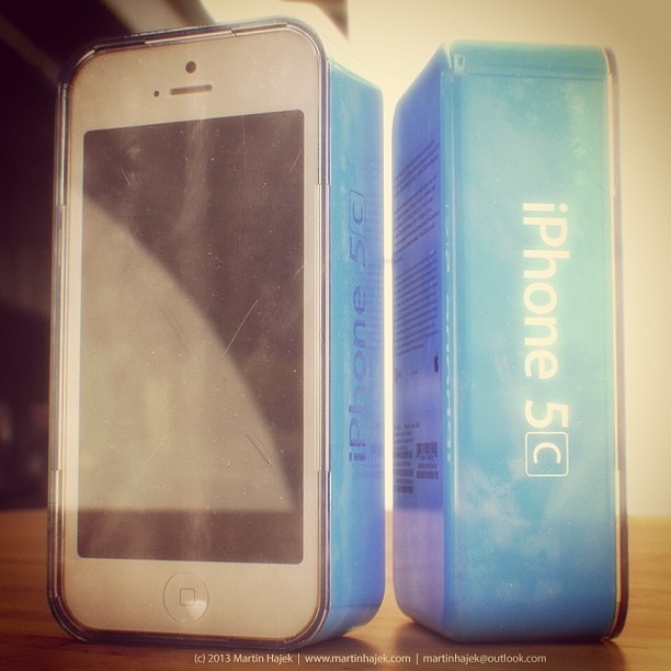 Фотография упаковки iPhone 5C синего цвета