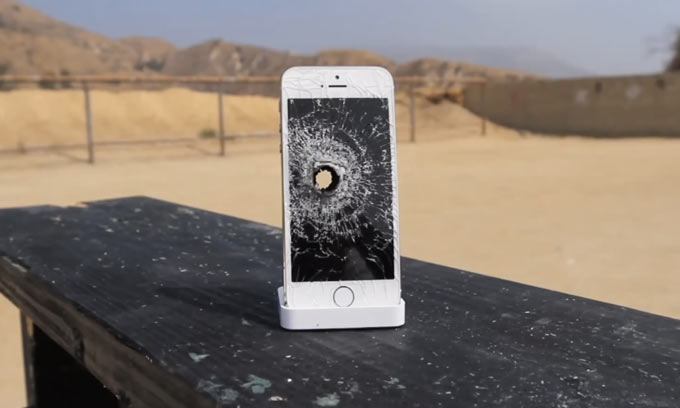 iPhone 5s против снайперской винтовки