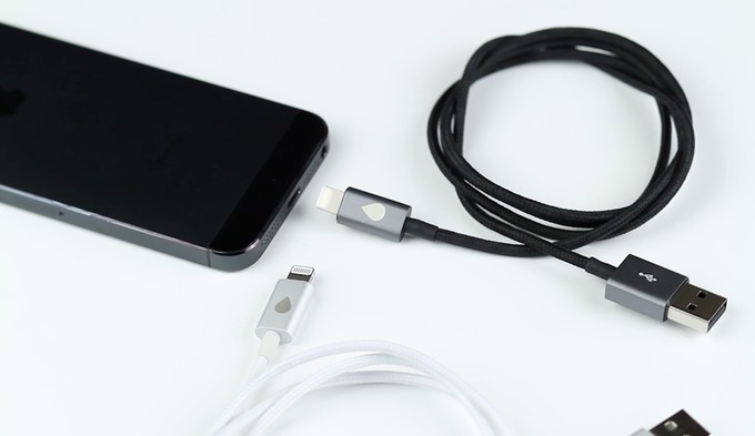Прочный Lightning-кабель Juicies+ для iPhone и iPad