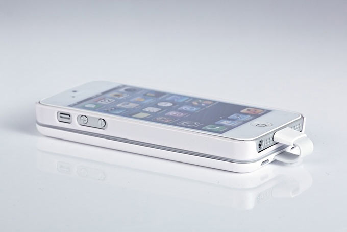 T5 Charger Bumper. Чехол для iPhone 5/5s с магнитной батареей