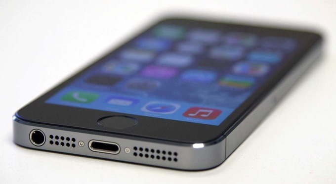 Apple: у некоторых iPhone 5s есть проблемы с аккумулятором