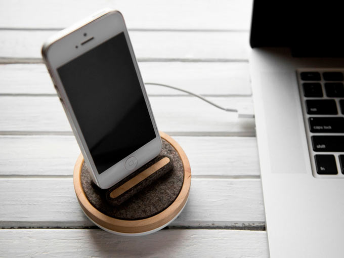 Spool Dock. Оригинальная деревянная док-станция для iPhone и iPad mini