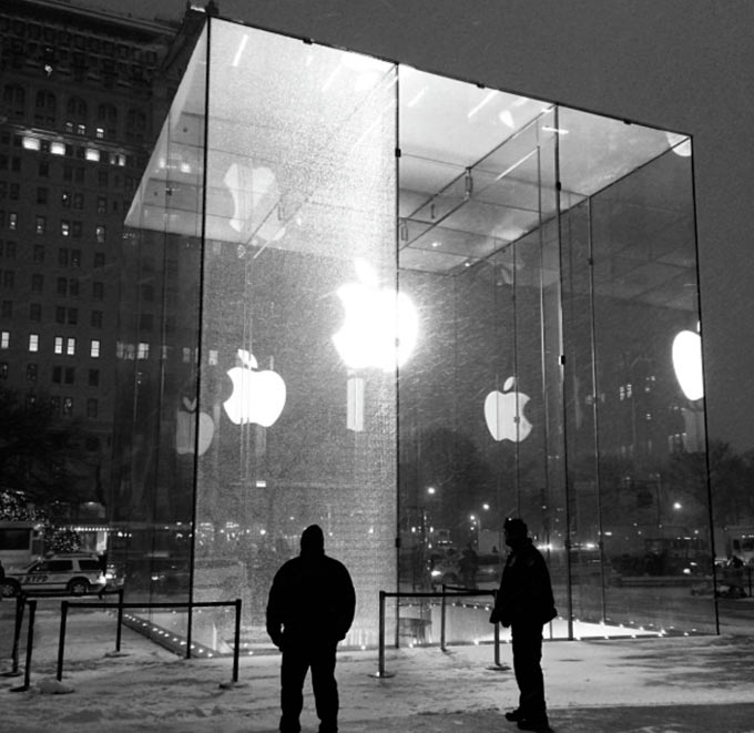 Снегоуборочная машина повредила стеклянный куб магазина Apple в Нью-Йорке