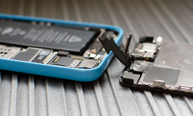 Apple начнёт заменять дисплеи iPhone 5c прямо в магазине