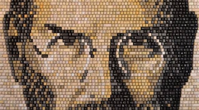 Портрет Стива Джобса, собранный из клавиш компьютерной клавиатуры
