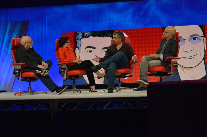 Эдди Кью и Джимми Айовин представили Apple на конференции Code