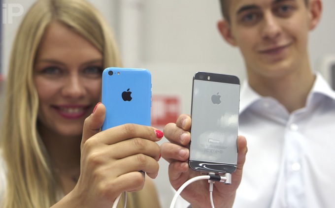 Старт продаж официальных iPhone в Украине (+репортаж и интервью)