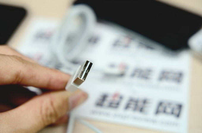 Выпуск фирменного кабеля Lightning с двусторонним USB-коннектором откладывается