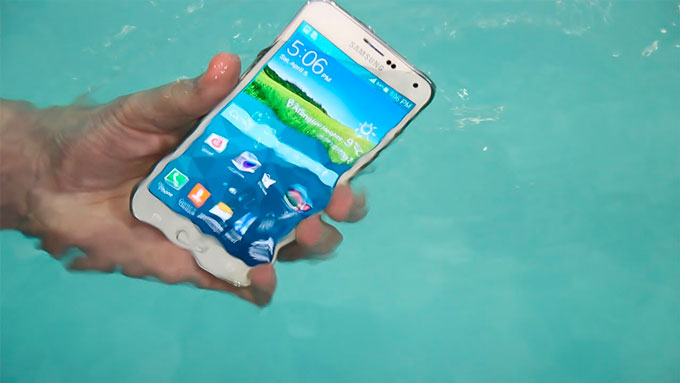 Samsung облила Galaxy S5 ледяной водой в рамках Ice Bucket Challenge и бросила вызов iPhone 5s