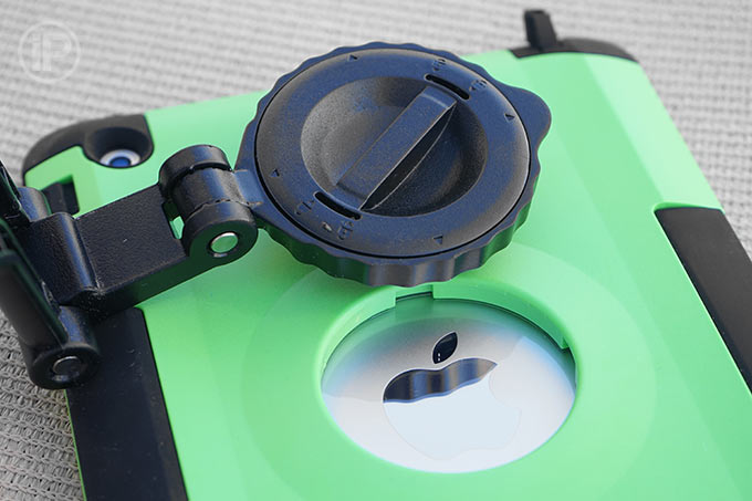 trident-case-ipad-mini2-installation-1