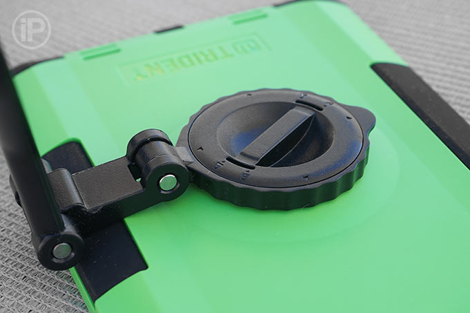 trident-case-ipad-mini2-installation-2