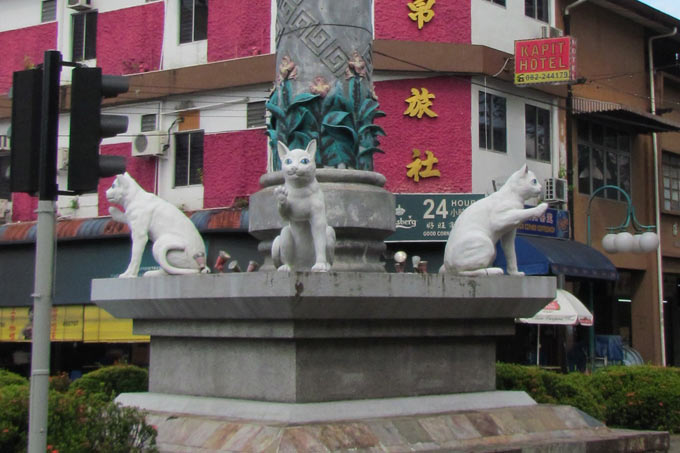 19-kuching-cats