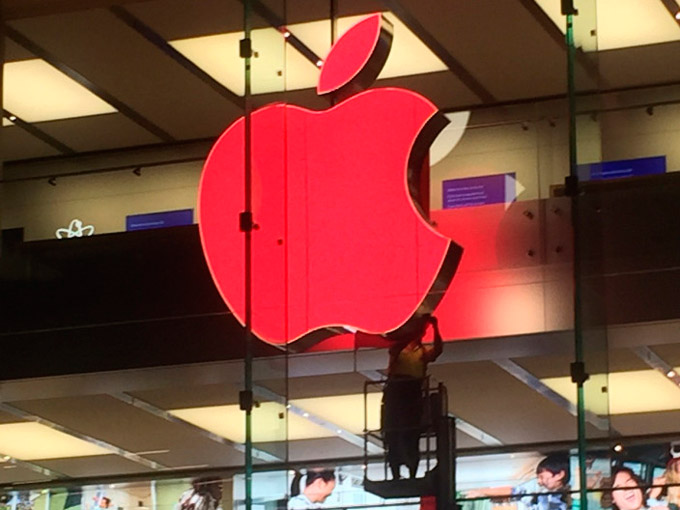 Apple окрасила логотипы магазинов в красный цвет в честь Всемирного дня борьбы со СПИДом