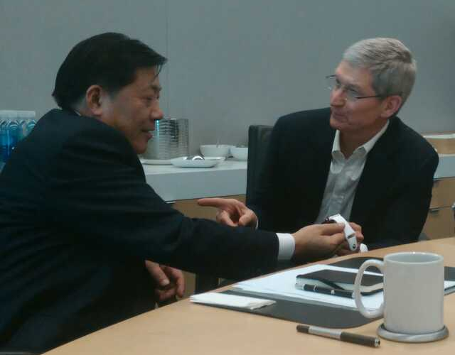 Тим Кук показал Apple Watch китайскому министру