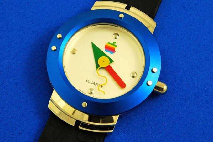 Оригинальные часы Apple 1995 года на некоторое время появились в продаже