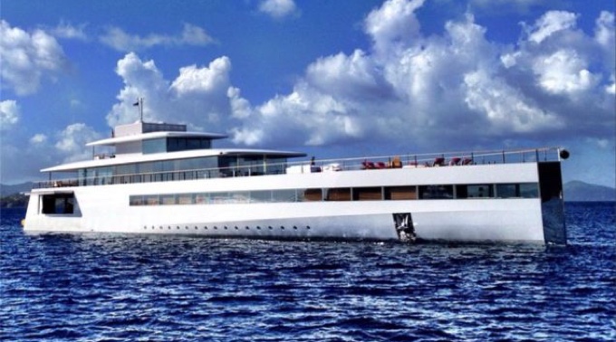 По словам очевидцев, яхта Джобса напоминает Apple Store