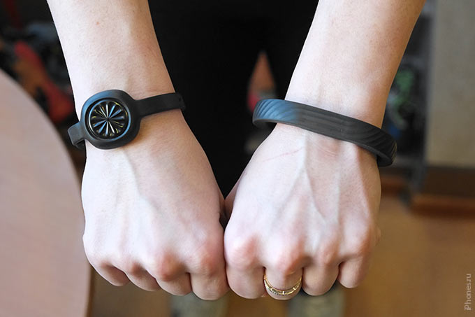 jawbone-up-move-up24-on-hand