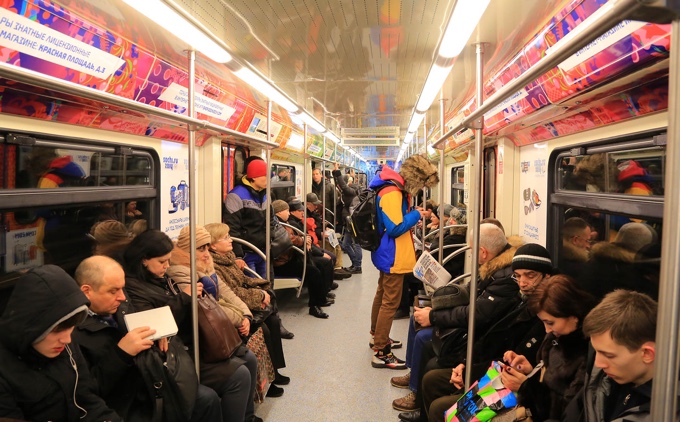 Во что люди играют в метро? iPhones.ru решил разобраться