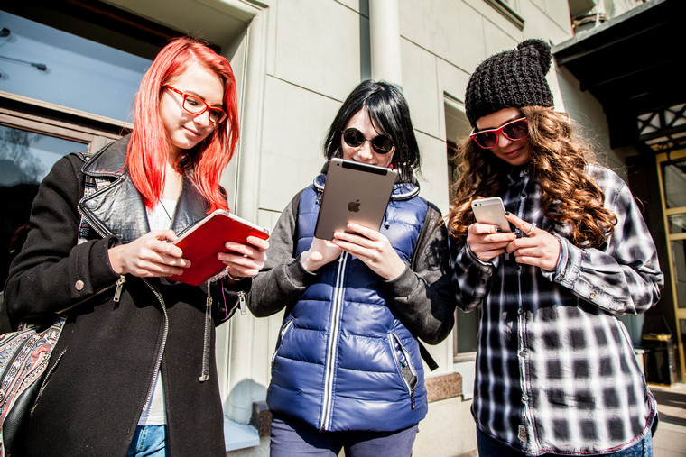 moscow-russia-apple-users-people-pic-021