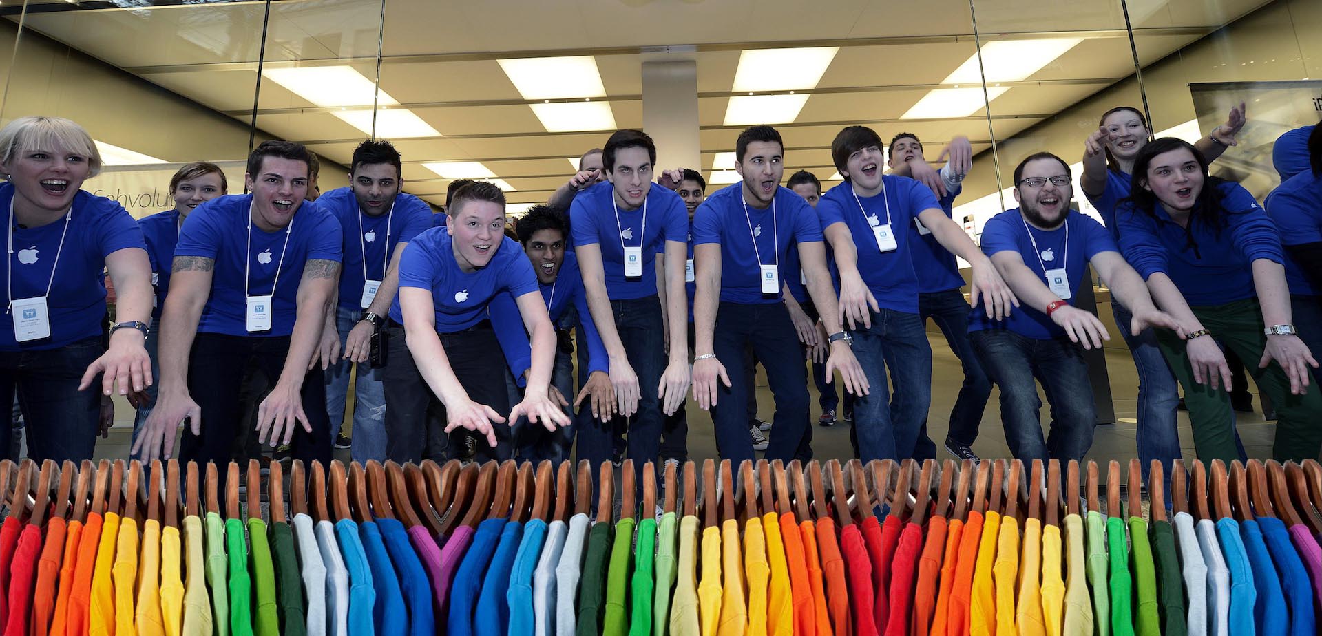 Apple переодела работников перед запуском Apple Watch