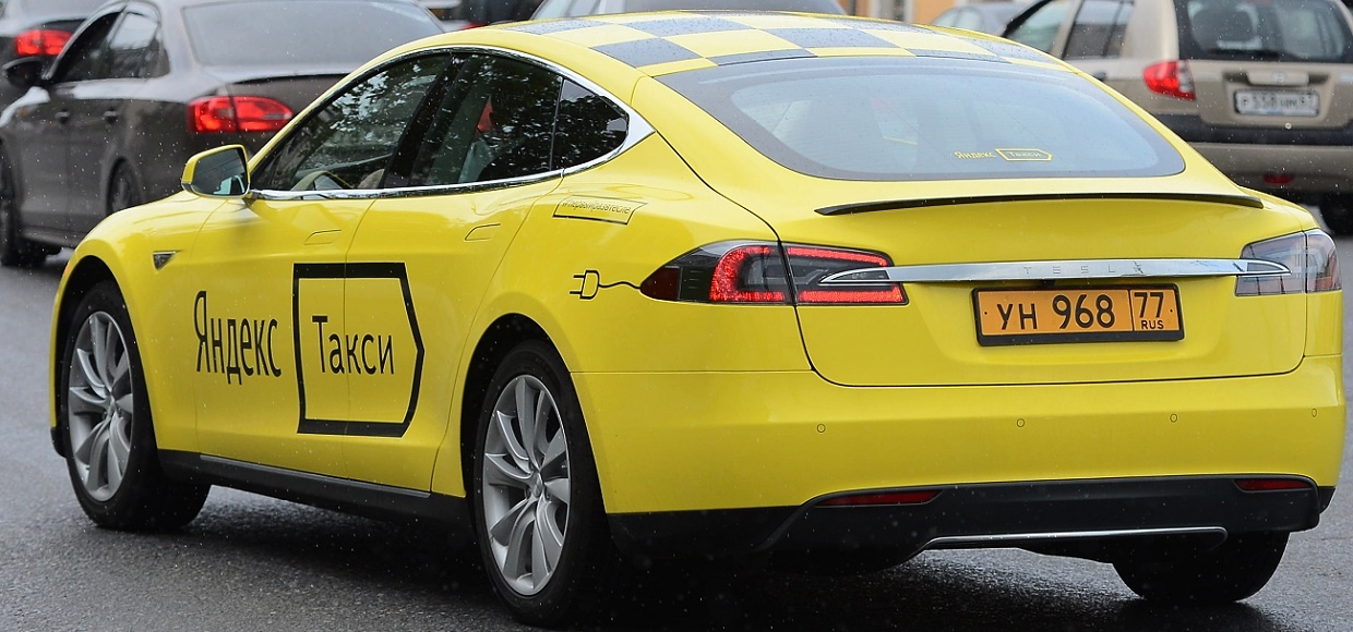 Tesla «Яндекс.Такси» попала в аварию