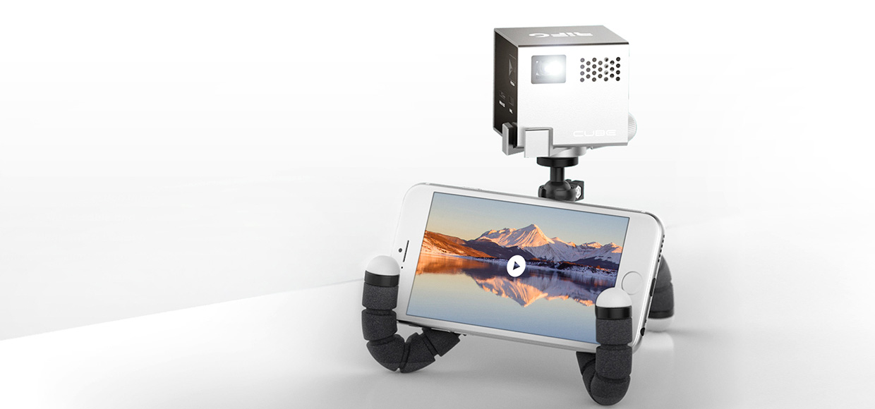 RIF6 Cube. Портативный проектор для iPhone и iPad