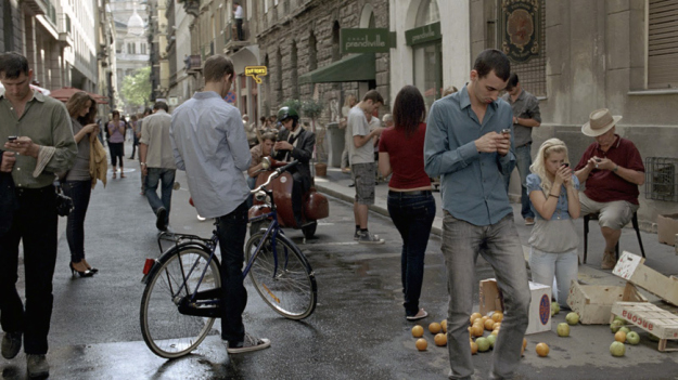 smartphones-woman-man-street