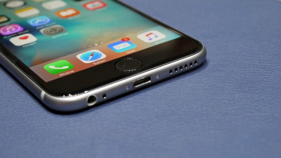 Apple может уменьшить размер гнезда для наушников в iPhone 7