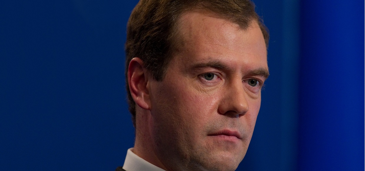 Медведев ограничил стоимость смартфонов для чиновников