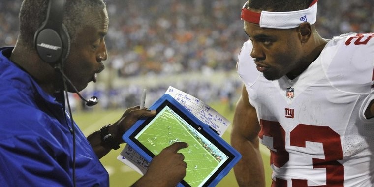 nfl-coach-uses-microsoft-surface-pro-3-tablet