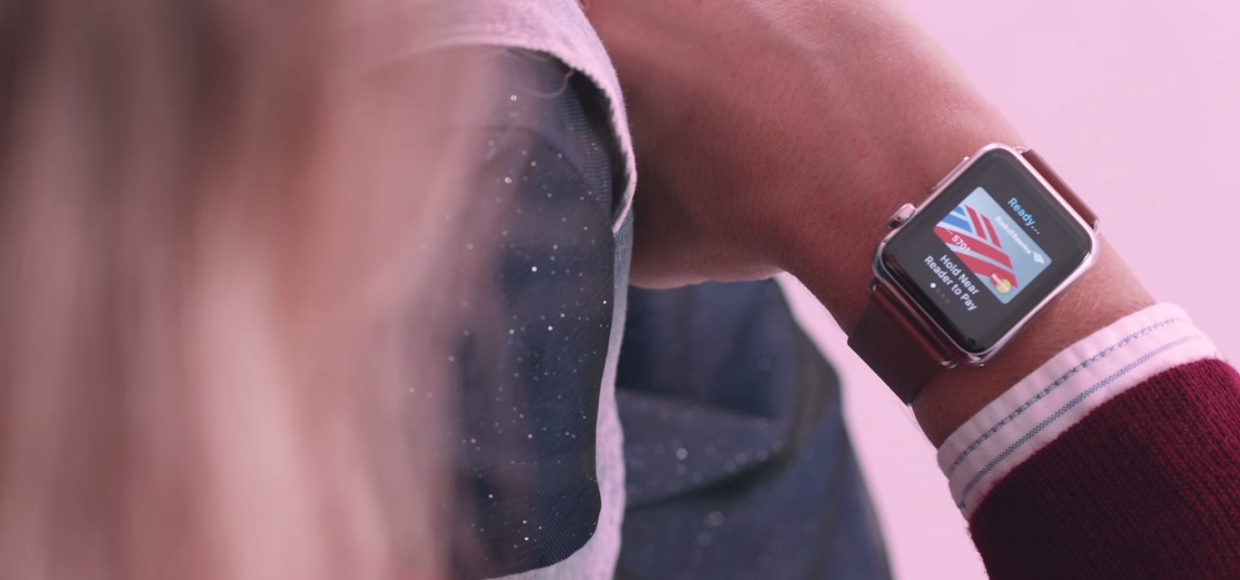 Удобство Apple Watch показали в новой рекламе