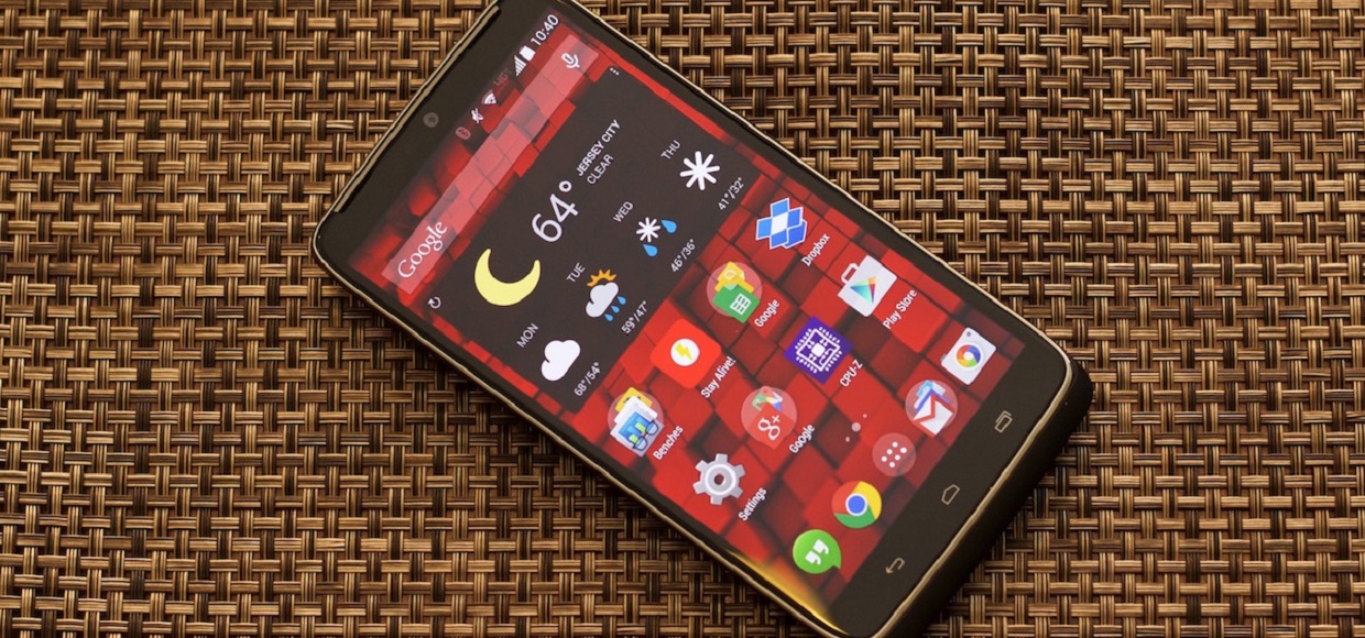 Motorola представила смартфон с небьющимся экраном