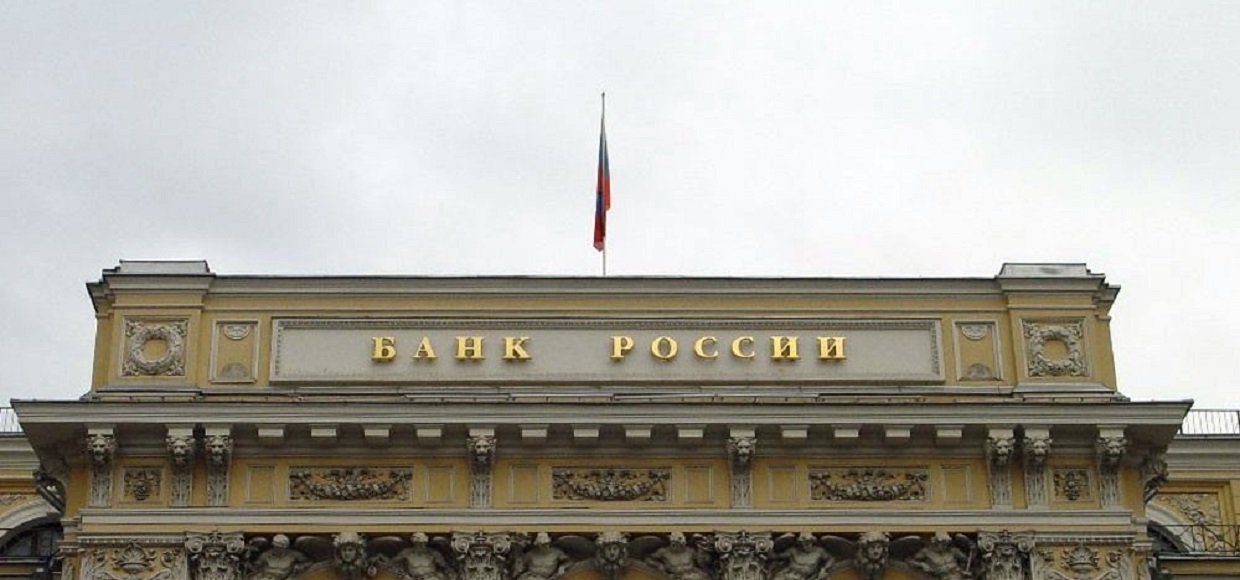 По Москве-реке плывут гробы с названиями банков