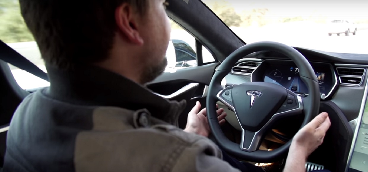Tesla внесёт ограничения в работу системы автопилота