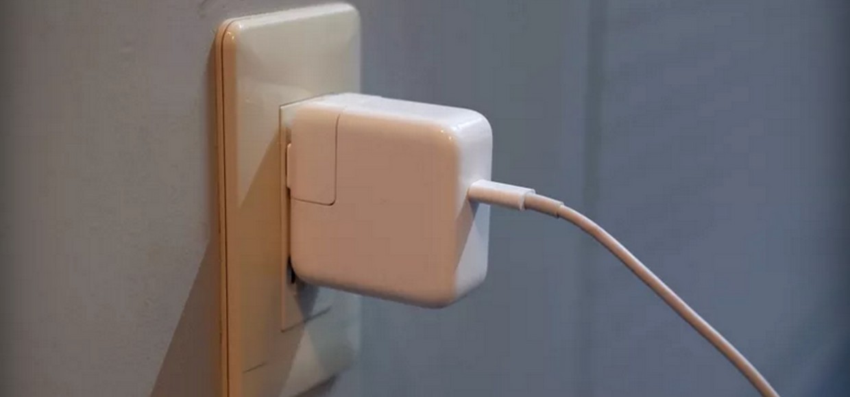 Apple отзывает зарядные устройства