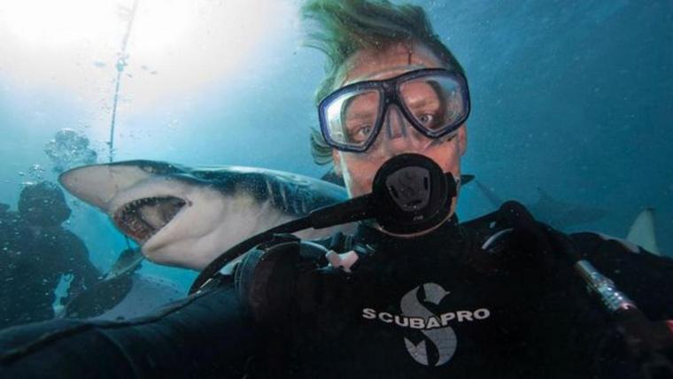 man-maakt-selfies-met-haaien1
