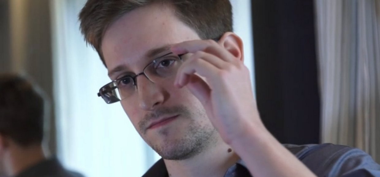 Сноуден и СЕО Google поддержали Apple