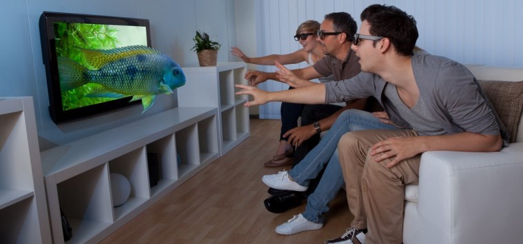 Gruppe-af-mennesker-sidder-i-sofa-og-ser-3D-fjernsyn
