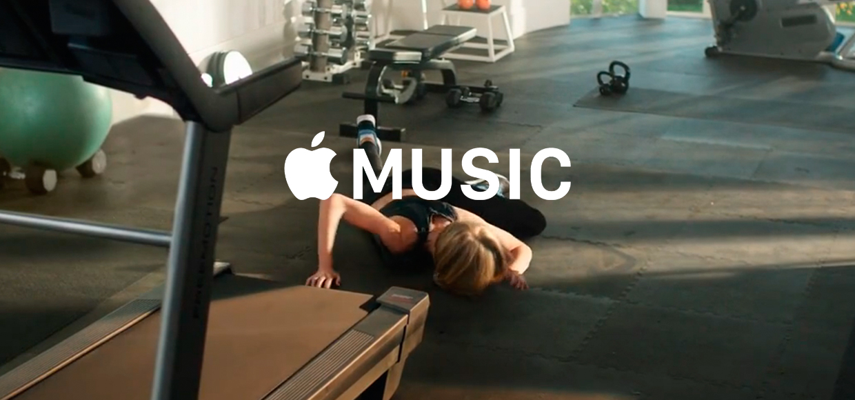 В рекламе Apple Music упала звезда