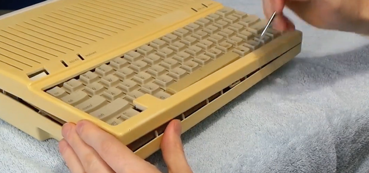 Как реставрируют 30-летний Apple IIc. Завораживающе