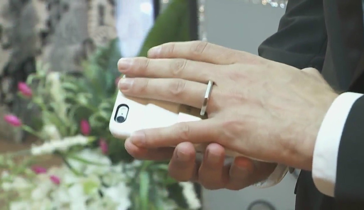 Американец женился на своем iPhone