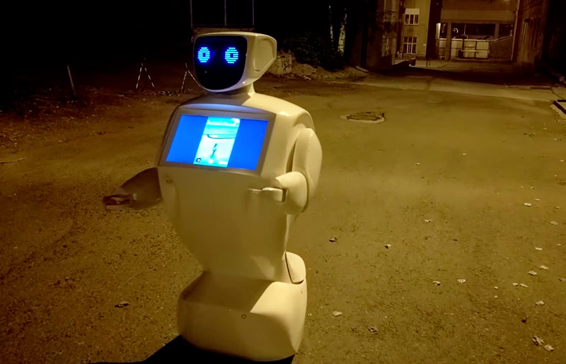 Россиянин ловит покемонов с помощью робота