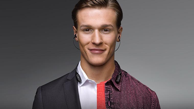 Mobile_Pro_Voyager_Legend_woman_driving_car_08OCT13