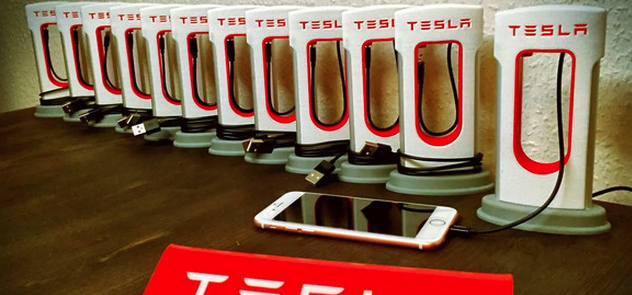 Зарядная станция Tesla SuperCharge для смартфонов продается за 7 000 рублей