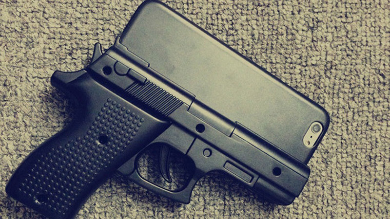 Мужчину с чехлом-пистолетом для iPhone задержали в аэропорту Лондона