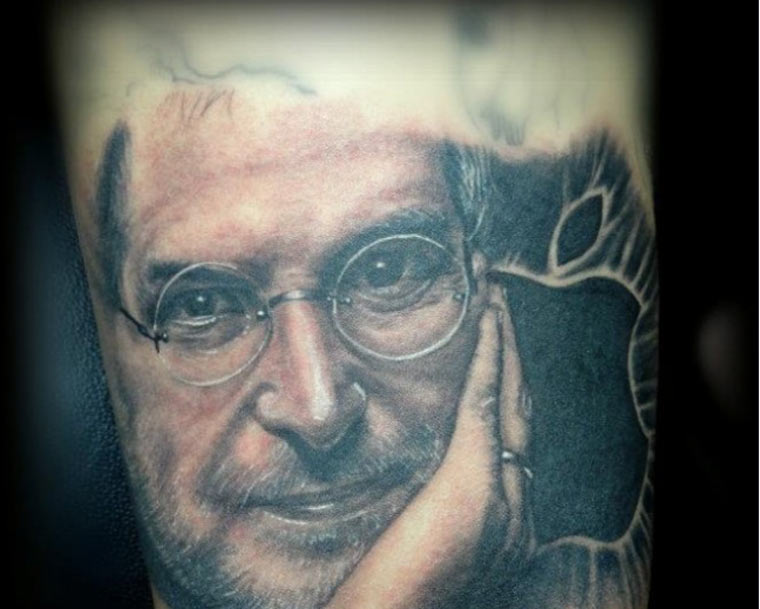 steve_jobs_with_apple_tatoo