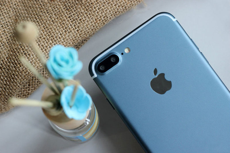 Опубликованы фотографии работающего iPhone 7 Plus в синем цвете